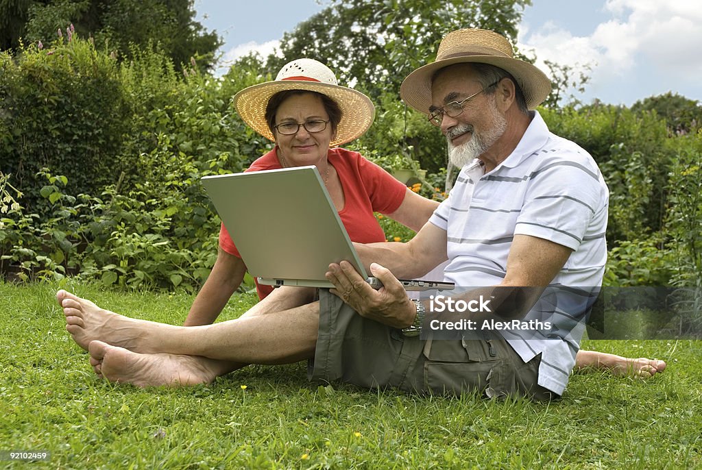 senior couple dans le jardin - Photo de Activité de loisirs libre de droits