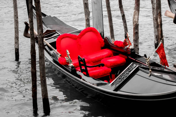 гондола на воде италия - gondola italy venice italy italian culture стоковые фото и изображения