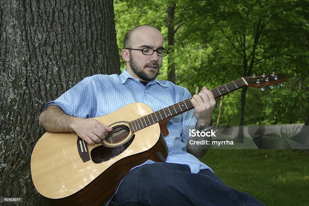 Человек играть гитара за - Стоковые фото Акустическая гитара роялти-фри