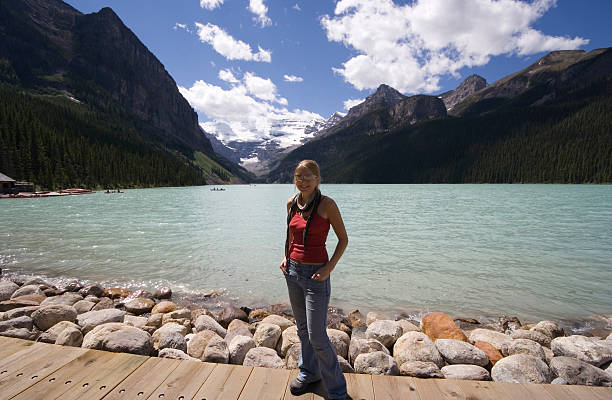 jeune femme profiter du lac louise - canada alberta mountain mountain range photos et images de collection