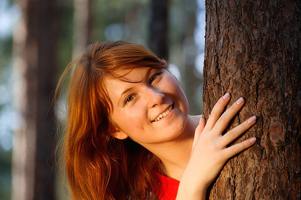 mujer joven - piny fotografías e imágenes de stock