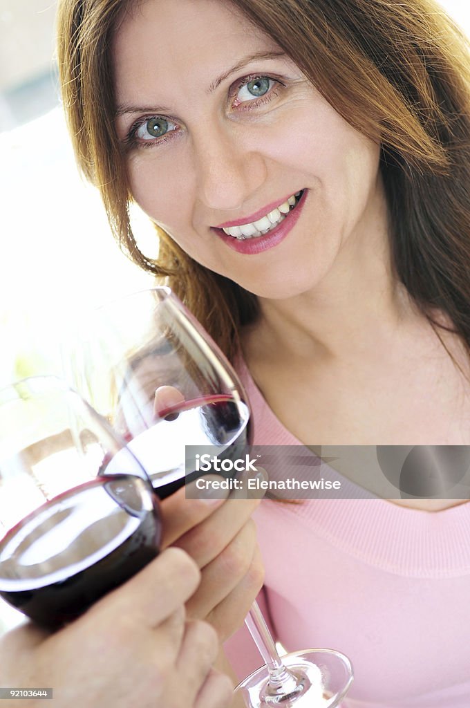 Mulher Madura brindando com vinho tinto - Foto de stock de 40-49 anos royalty-free