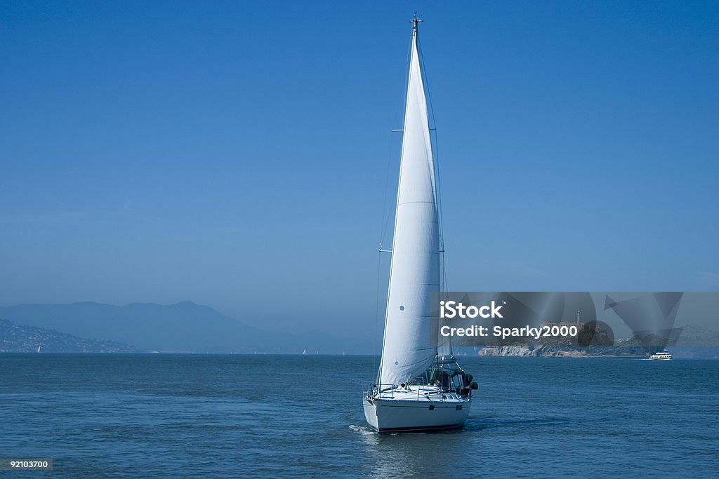 Парусная лодка на залив - Стоковые фото Sailing Team роялти-фри