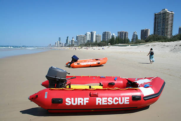 surf embarcações de socorro reg. - gold coast australia lifeguard sea imagens e fotografias de stock