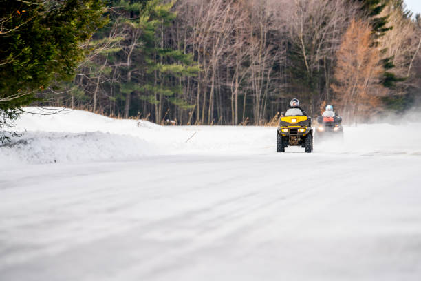 fahrzeuge utilitaires sur la route - winter landscape canada branch stock-fotos und bilder