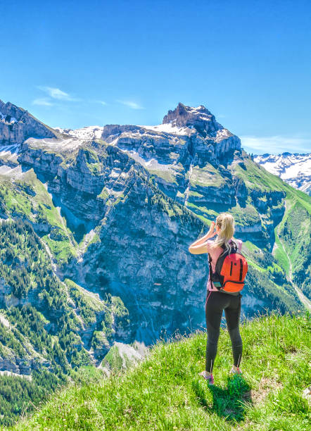 viajero los gritos contra el telón de fondo de los picos de la montaña - eco tourism fotografías e imágenes de stock