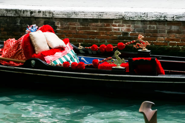 gondola on the water italy - venice italy gondola veneto italy imagens e fotografias de stock