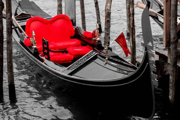 gondel auf dem wasser italien - venice italy italy gondola canal stock-fotos und bilder