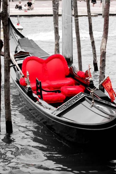 gondola on the water italy - venice italy gondola veneto italy imagens e fotografias de stock