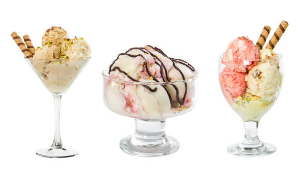 conjunto de sorvete em vaso de vidro isolado no branco - ice cream sundae - fotografias e filmes do acervo