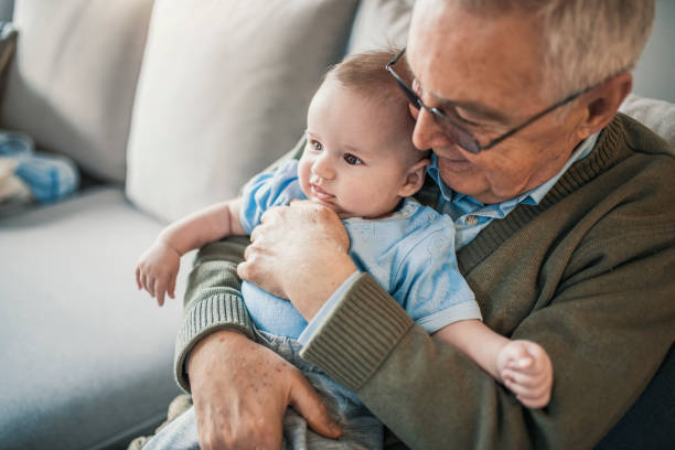 dziadkowie trzymający chłopca na kolanach - grandfather baby grandson grandparent zdjęcia i obrazy z banku zdjęć
