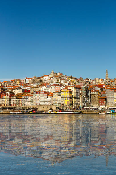 ville de porto dans le fleuve douro - portugal port wine porto the douro photos et images de collection