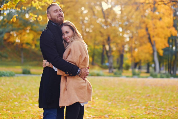 ruda mężczyzna przytula uroczą blondynkę w jesiennej dzikiej przyrodzie backg - couple autumn fashion male beauty zdjęcia i obrazy z banku zdjęć