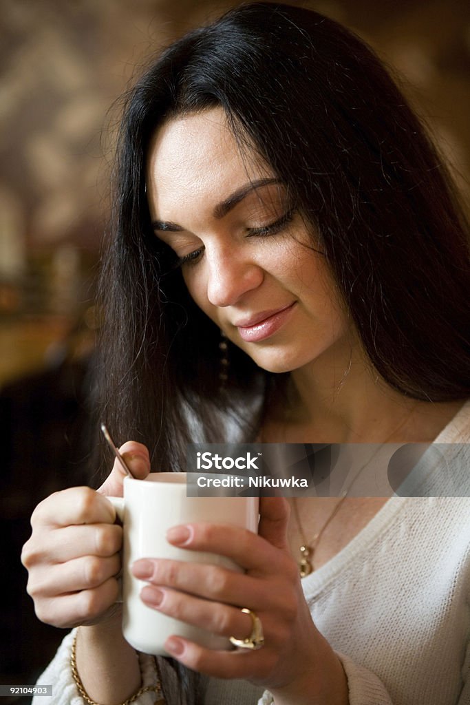 Bela jovem mulher desfrutar de café no café Café latte - Royalty-free Adulto Foto de stock
