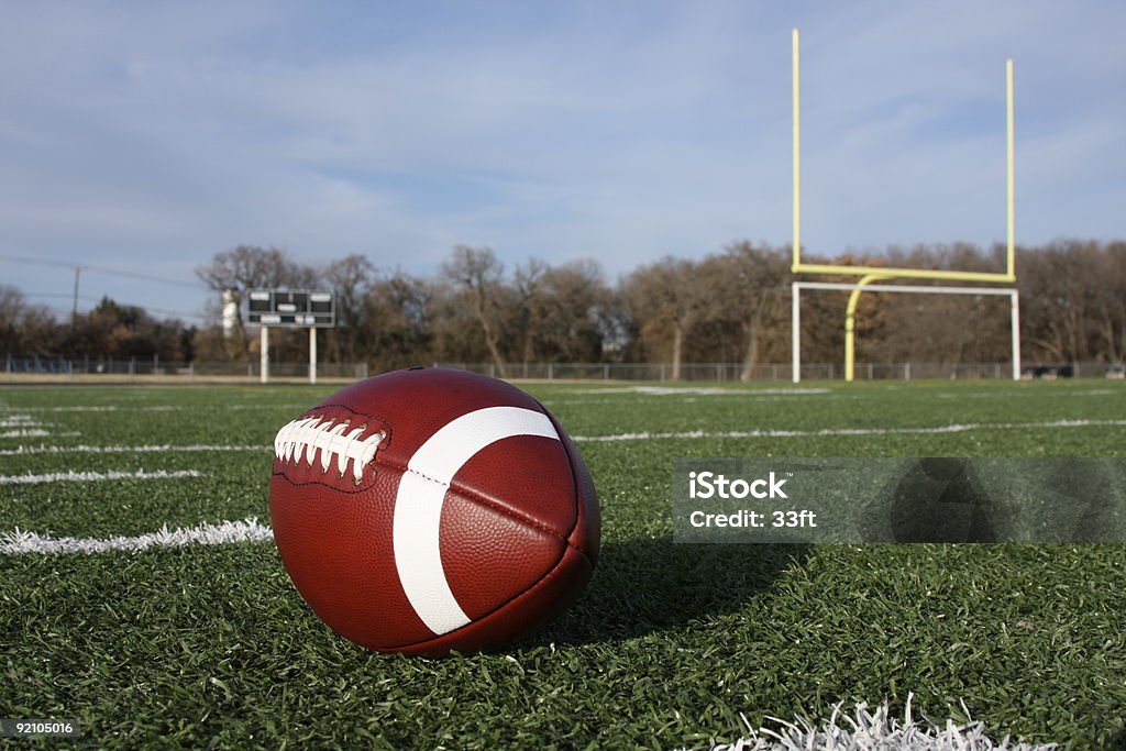 Colegial no campo de futebol americano - Royalty-free Bola de futebol americano - Bola Foto de stock