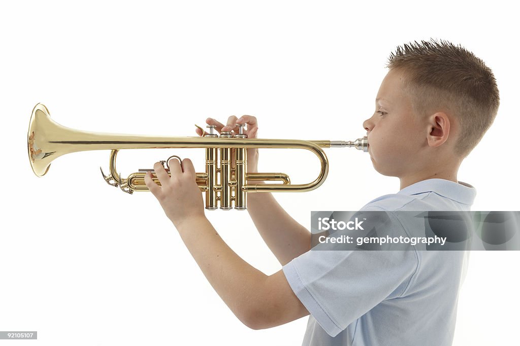 Ragazzo suonare la tromba - Foto stock royalty-free di Bambino