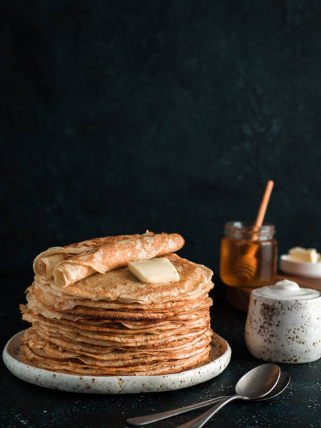 blinis de crêpes russes sur fond noir avec l’espace de copie - blinis photos et images de collection