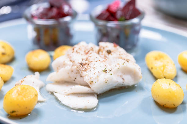 gebratenes kabeljaufilet mit röstkartoffeln und rote betterave salat - essen und photos et images de collection