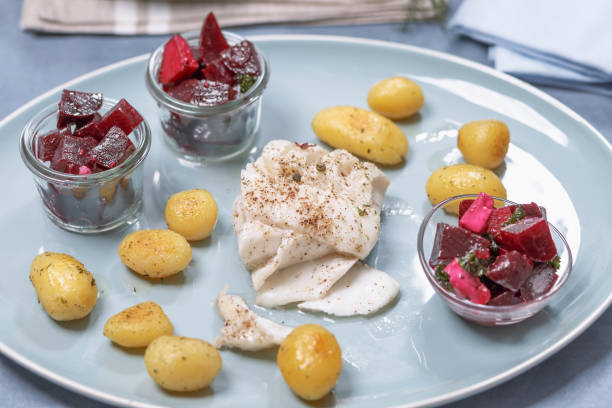 gebratenes kabeljaufilet mit röstkartoffeln und rote betterave salat - essen und photos et images de collection