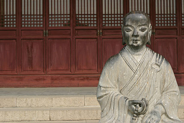 buddha auf chinesischen tempel - shanghai temple door china stock-fotos und bilder