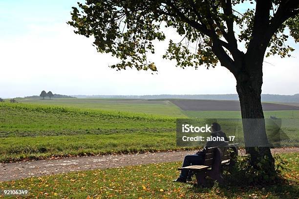 A Descontrair - Fotografias de stock e mais imagens de Adulto - Adulto, Ao Ar Livre, Assento