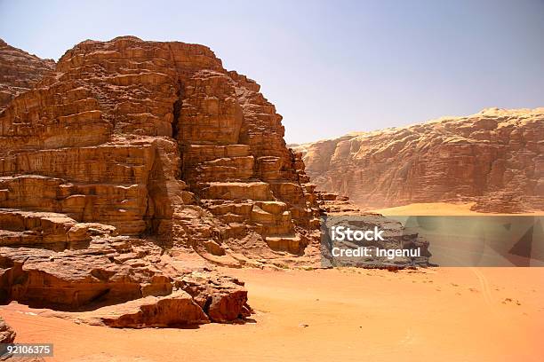 Foto de Wadi Rum Jordânia e mais fotos de stock de Deserto - Deserto, Rocha, Pedra - Rocha
