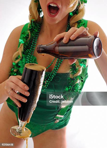 Photo libre de droit de Adorable Lass Irlandais banque d'images et plus d'images libres de droit de Saint Patrick - Saint Patrick, Sensualité, Bière