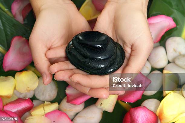 Massaggio Con Pietre Calde - Fotografie stock e altre immagini di Acqua - Acqua, Aromaterapia, Bagnato