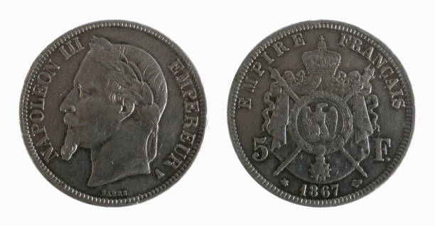 close-up auf einer französischen 5-franc-münze mit napoleon iii - french coin stock-fotos und bilder