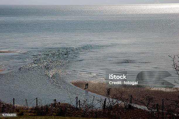 Foto de Casal Na Areia e mais fotos de stock de Figura para recortar - Figura para recortar, Fotografia - Imagem, Horizontal