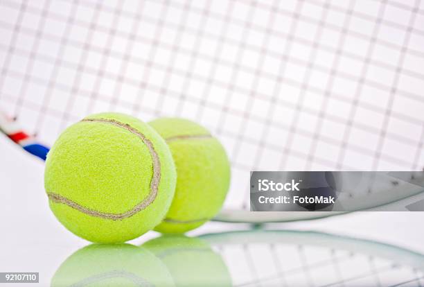 Теннисный Мяч И Ракетка — стоковые фотографии и другие картинки Белый - Белый, В помещении, Веселье