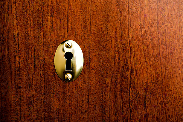 buco della serratura - keyhole door wood office foto e immagini stock