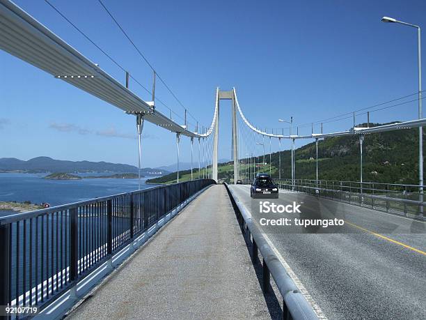 Grande Ponte Suspensa Na Noruega - Fotografias de stock e mais imagens de Ao Ar Livre - Ao Ar Livre, Carro, Elegância