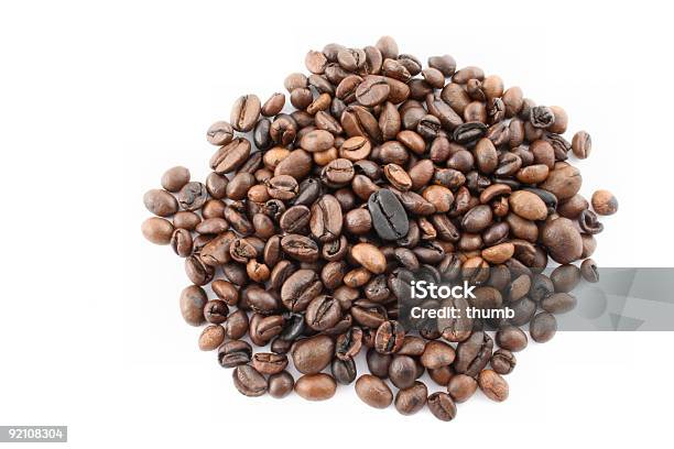 Coffee Beans Коротким — стоковые фотографии и другие картинки Без людей - Без людей, Белый фон, Горизонтальный