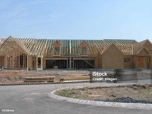 Foto de Casa De Construção e mais fotos de stock de Amarrado - Amarrado, Armação de Construção, Arquitetura