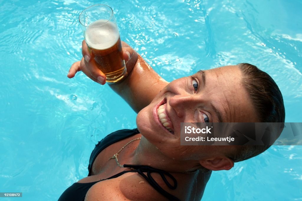 Sonriente niña feliz la piscina - Foto de stock de Adulto libre de derechos