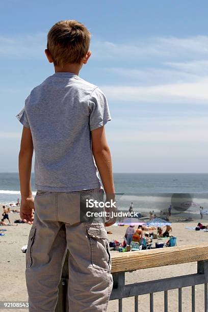 Niño Frente A La Playa Foto de stock y más banco de imágenes de Actividades recreativas - Actividades recreativas, Agua, Aire libre