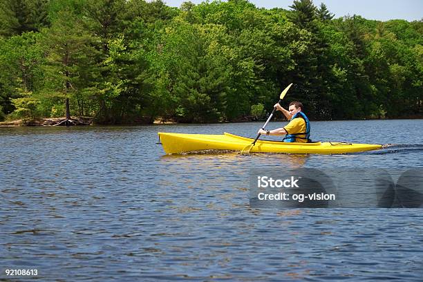 Hombre En Kayak Foto de stock y más banco de imágenes de Actividad - Actividad, Actividad de fin de semana, Adulto