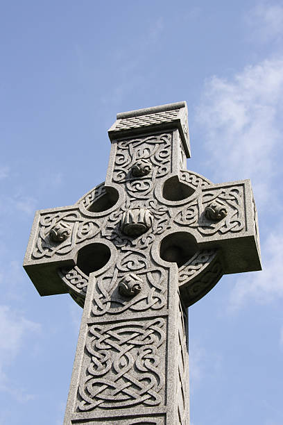 кельтский крест 3 - celtic cross cross shape blue vertical стоковые фото и изображения
