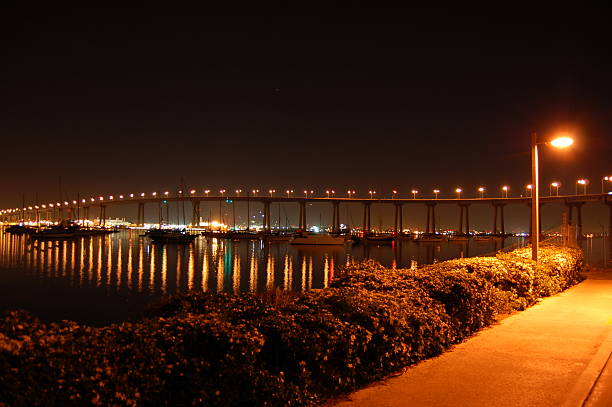 мост в ночное время - san diego california bridge coronado beach outdoors стоковые фото и изображения