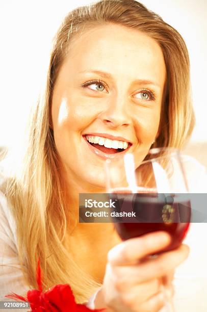 Frauen Mit Wein Stockfoto und mehr Bilder von Alkoholisches Getränk - Alkoholisches Getränk, Attraktive Frau, Blondes Haar