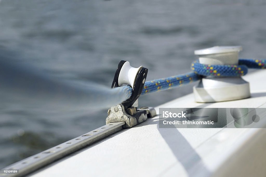 Linia i pokrętło na żeglarstwo boat - Zbiór zdjęć royalty-free (Bez ludzi)