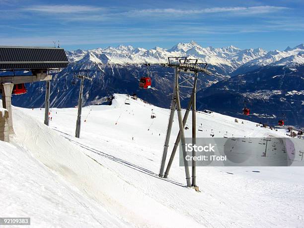 Cable Car Foto de stock y más banco de imágenes de Aire libre - Aire libre, Alambre, Alpes Europeos