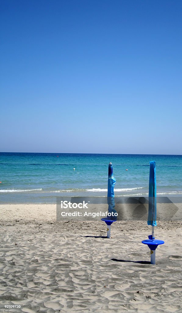 Azul guarda-chuvas. Praia perto, Lecce, Itália OtrantoCity in Italy - Royalty-free Areia Foto de stock