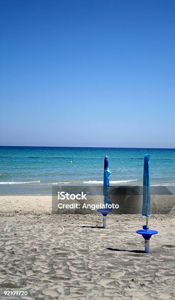 Azul Guardachuvas Praia Perto Lecce Itália Otrantocity In Italy - Fotografias de stock e mais imagens de Areia