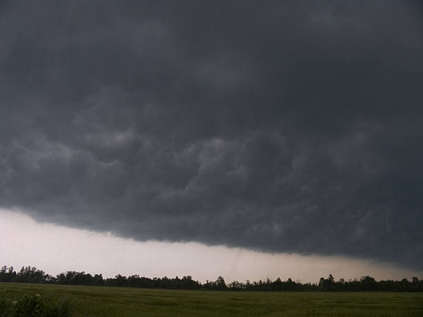 nuvem downpour escuro - thundershowers imagens e fotografias de stock