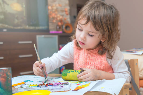 istock Girl draws paints 921101244