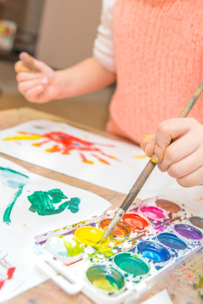 istock Girl draws paints 921101264