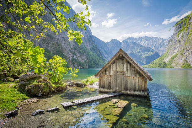 lago obersee con casa barco en verano, baviera, alemania - shed cottage hut barn fotografías e imágenes de stock