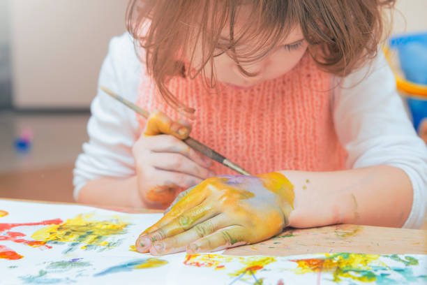 istock Girl draws paints 921101356